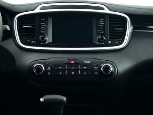 Used 2020 Kia Sorento LX image 6