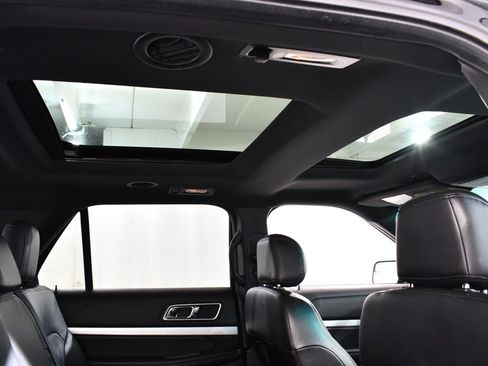 Used 2016 Ford Explorer XLT w/ Equipment Group 202A image 18