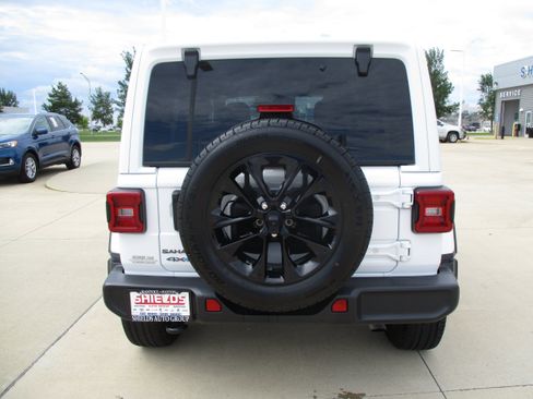 Used 2025 Jeep Wrangler Unlimited Sahara AWD/4WD image 5
