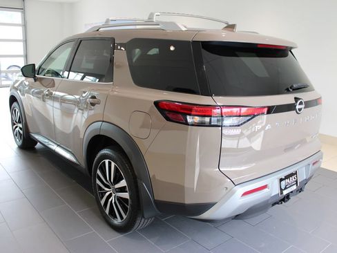 Used 2025 Nissan Pathfinder Platinum AWD/4WD image 34