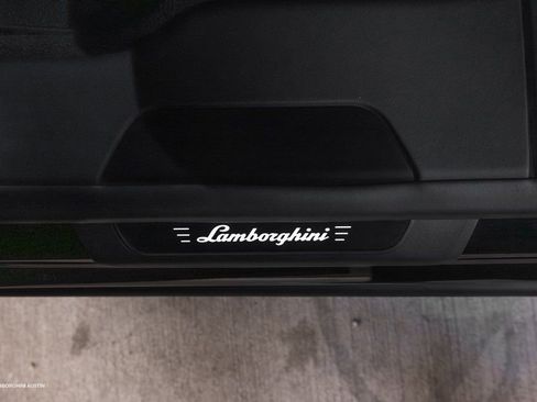 Used 2025 Lamborghini Urus SE image 38