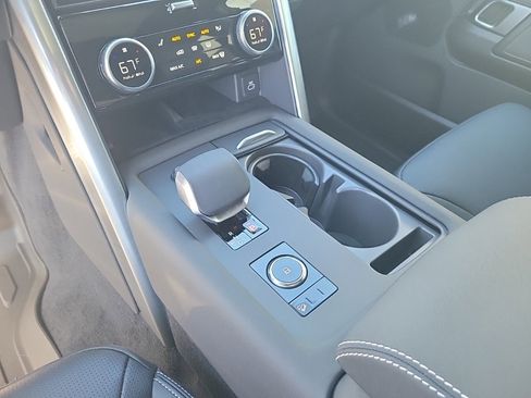 Certified 2025 Land Rover Discovery Dynamic SE image 32