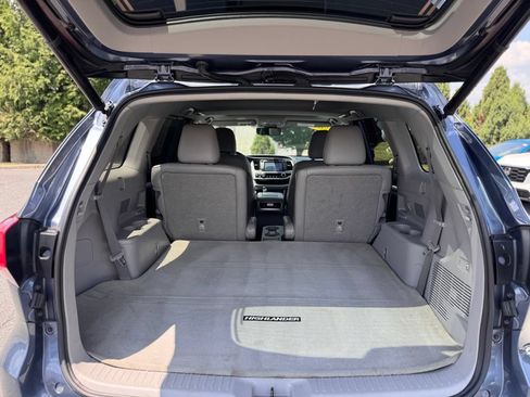 Used 2019 Toyota Highlander XLE w/ Carpet Mat Package (TMS) AWD/4WD image 15
