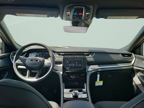 New 2025 Jeep Grand Cherokee Laredo image 10