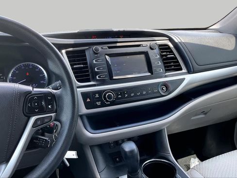 Used 2018 Toyota Highlander LE FWD image 7