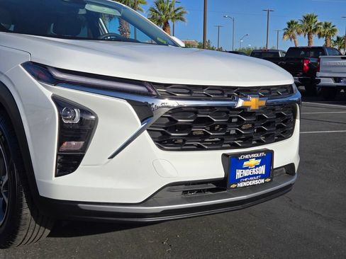 Used 2025 Chevrolet Trax LT FWD image 8