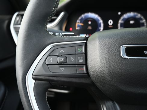 Used 2025 Jeep Grand Cherokee Laredo X w/ Luxury Tech Group I RWD image 16