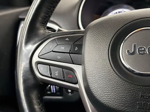 Used 2019 Jeep Cherokee Latitude Plus w/ Comfort/Convenience Group image 22