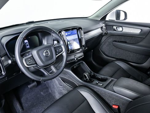 Certified 2025 Volvo XC40 B5 Core image 6