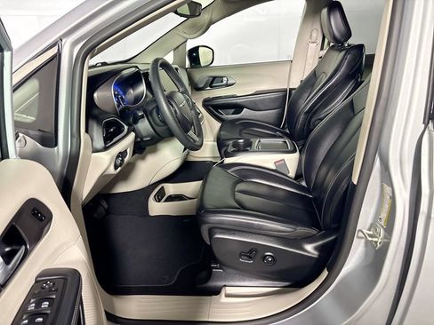 Used 2024 Chrysler Pacifica Touring-L FWD image 11