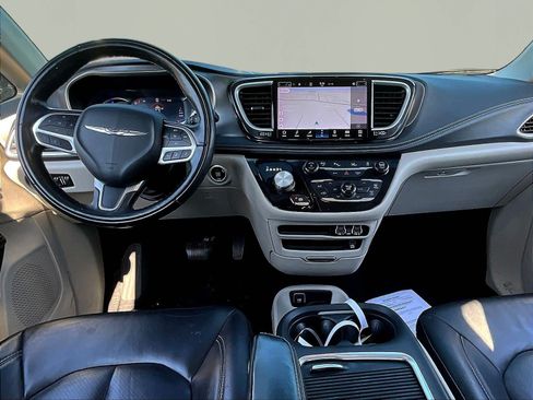 Used 2022 Chrysler Pacifica Touring-L w/ Uconnect Theater Family Group FWD image 7