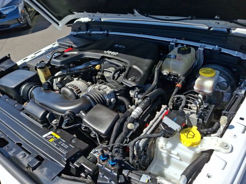 Used 2018 Jeep Wrangler Unlimited Sahara image 29