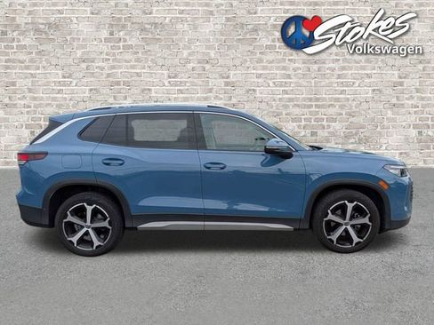 Certified 2025 Volkswagen Tiguan SE FWD image 3
