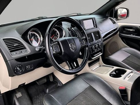 Used 2019 Dodge Grand Caravan SXT image 12