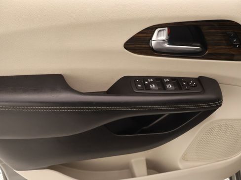 Used 2023 Chrysler Pacifica Limited image 17