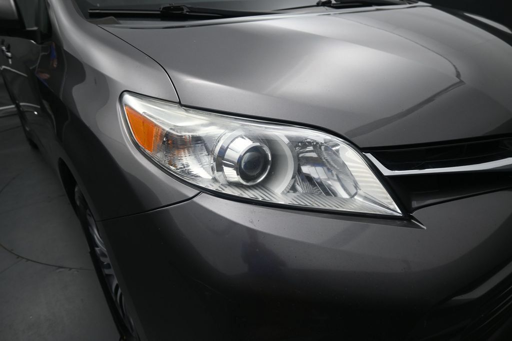 Used 2018 Toyota Sienna XLE w/ XLE Navigation Package FWD image 10