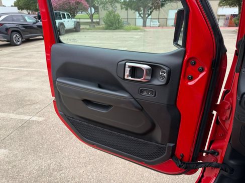 Used 2025 Jeep Wrangler Unlimited Sahara AWD/4WD image 20