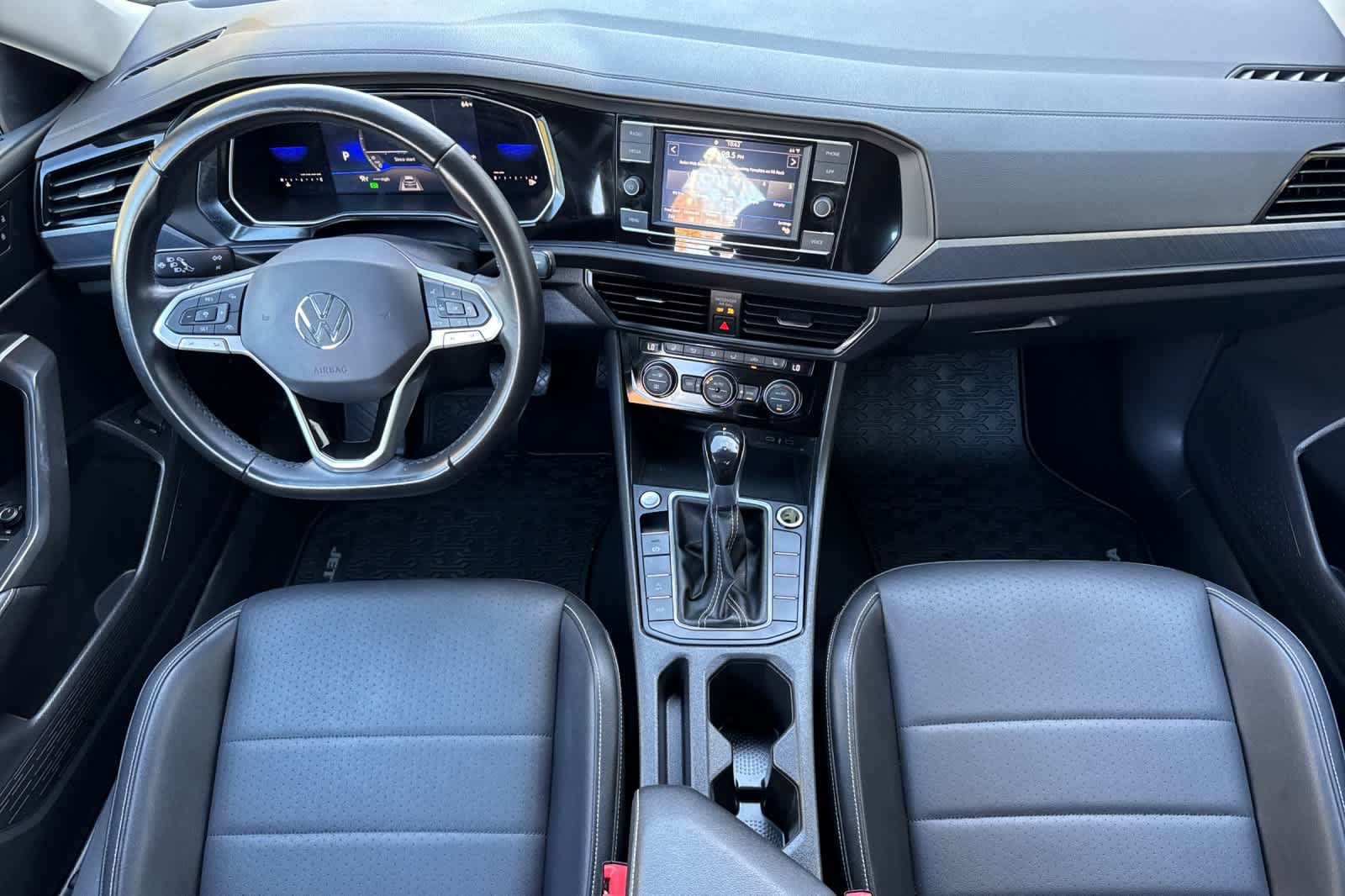 Used 2022 Volkswagen Jetta SE FWD image 3