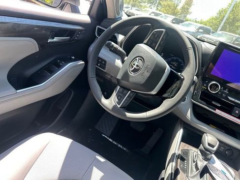 New 2026 Toyota Highlander Platinum AWD/4WD image 18