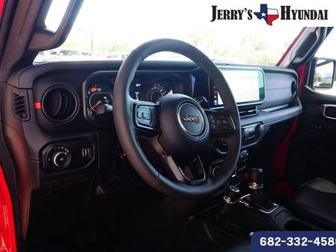 Used 2025 Jeep Wrangler Unlimited Rubicon AWD/4WD image 19