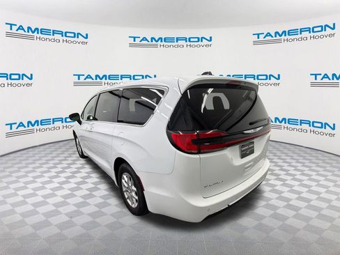 Used 2023 Chrysler Pacifica Touring-L FWD image 3