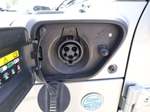 Used 2023 Jeep Wrangler Unlimited Sahara w/ Cold Weather Group AWD/4WD image 12