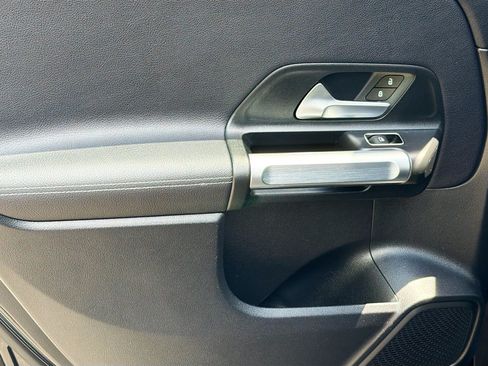 Used 2021 Mercedes-Benz GLB 250 4MATIC image 23
