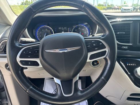 Used 2020 Chrysler Pacifica Touring-L FWD image 14