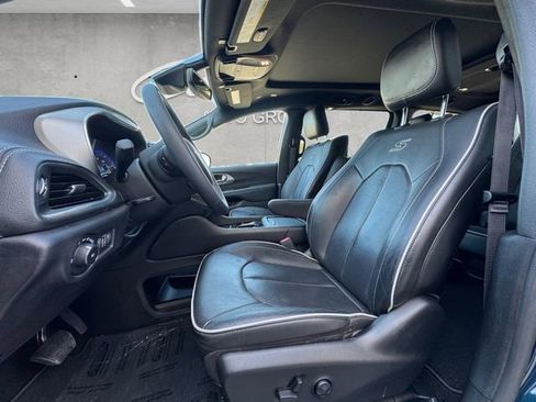 Used 2023 Chrysler Pacifica Limited w/ Uconnect Theater Family Group image 19