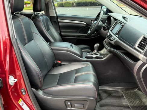 Used 2019 Toyota Highlander SE w/ Nightshade Edition image 14