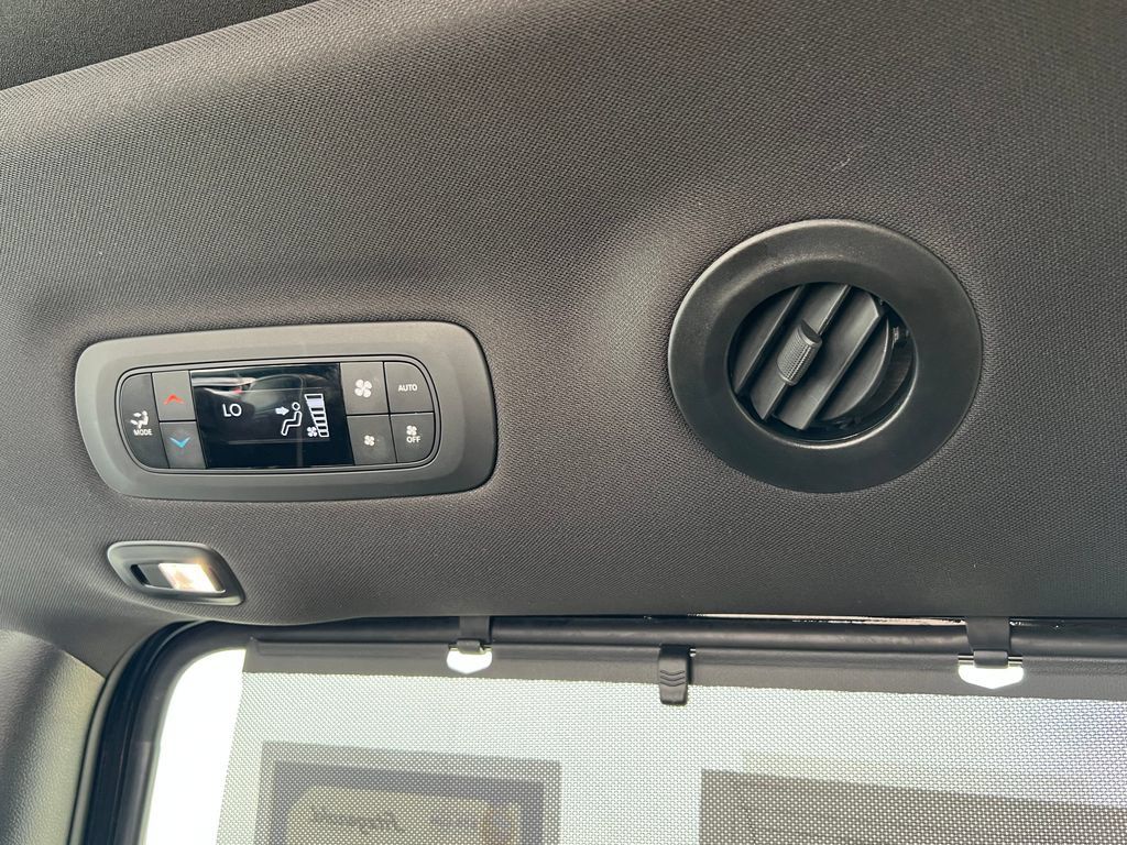 Used 2025 Chrysler Pacifica Limited FWD image 16