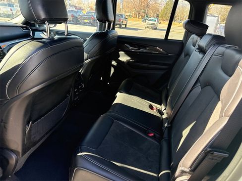 Used 2023 Jeep Grand Cherokee Altitude image 10