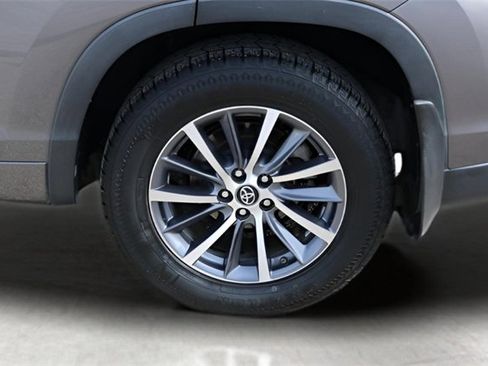 Used 2018 Toyota Highlander XLE image 9