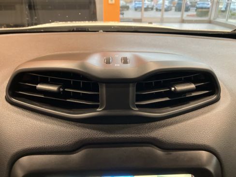 Used 2023 Jeep Renegade Latitude image 22