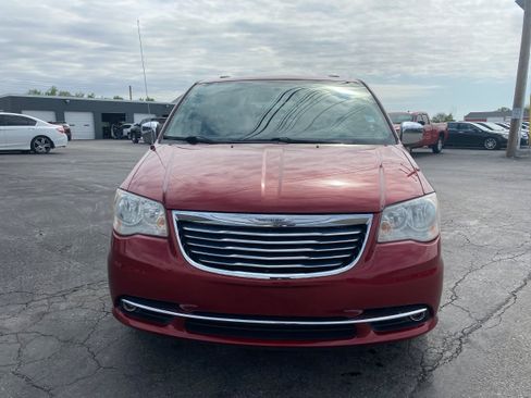 Used 2013 Chrysler Town & Country Touring-L w/ Driver Convenience Group FWD image 2