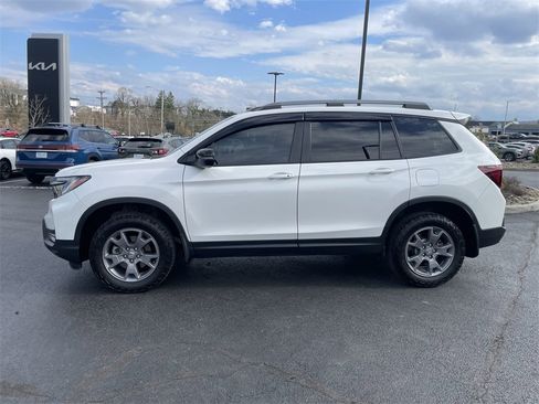 Used 2025 Honda Passport TrailSport image 3