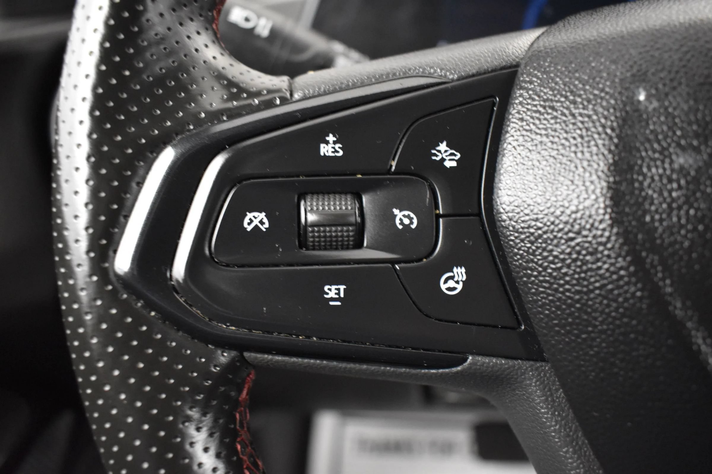 Used 2025 Chevrolet Trax RS FWD image 24