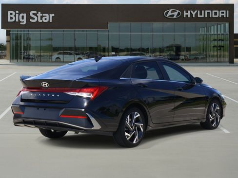 Used 2025 Hyundai Elantra SEL FWD image 4