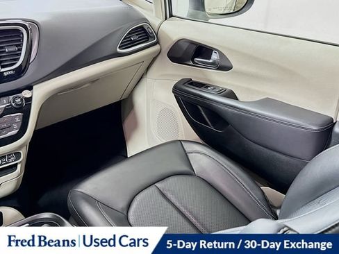 Used 2023 Chrysler Pacifica Touring-L FWD image 28