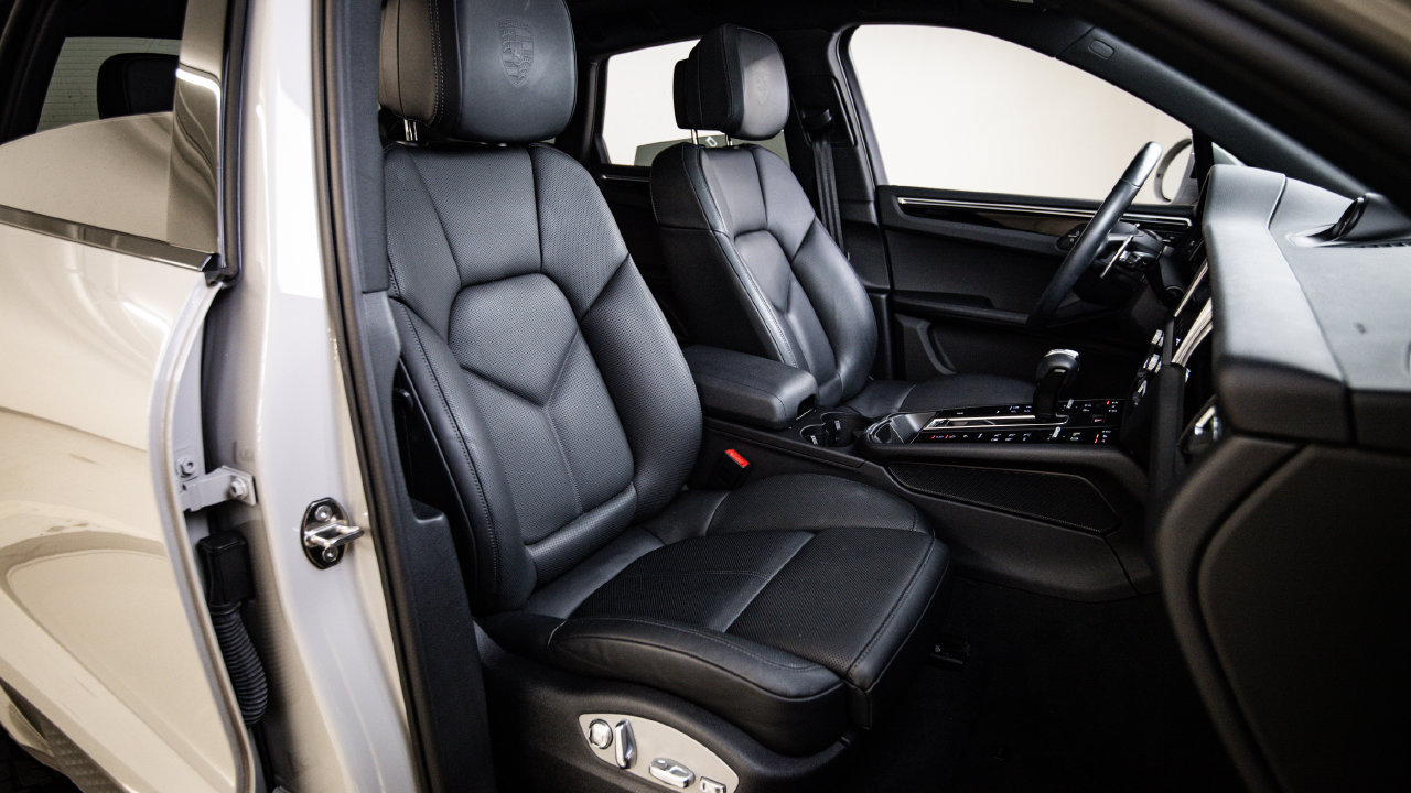 Certified 2023 Porsche Macan AWD/4WD image 29