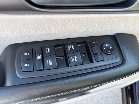 Used 2024 Chrysler Pacifica Touring-L image 11