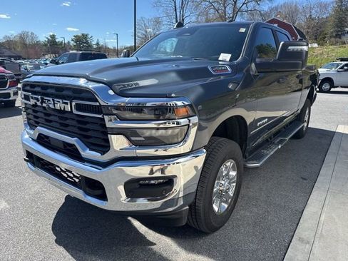 Used 2025 RAM 2500 Big Horn AWD/4WD image 3