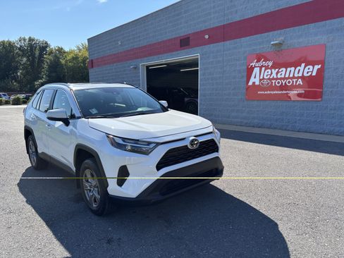 Used 2025 Toyota RAV4 XLE w/ Convenience Package AWD/4WD image 1