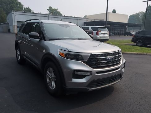 Used 2023 Ford Explorer XLT w/ Equipment Group 202A AWD/4WD image 2