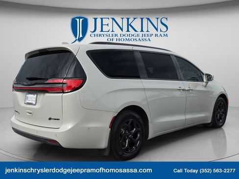 Used 2021 Chrysler Pacifica Touring-L w/ Uconnect Theater Family Group FWD image 5