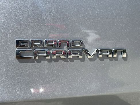 Used 2017 Dodge Grand Caravan SXT image 8