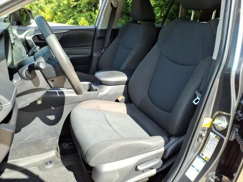 Used 2022 Toyota RAV4 LE AWD/4WD image 9