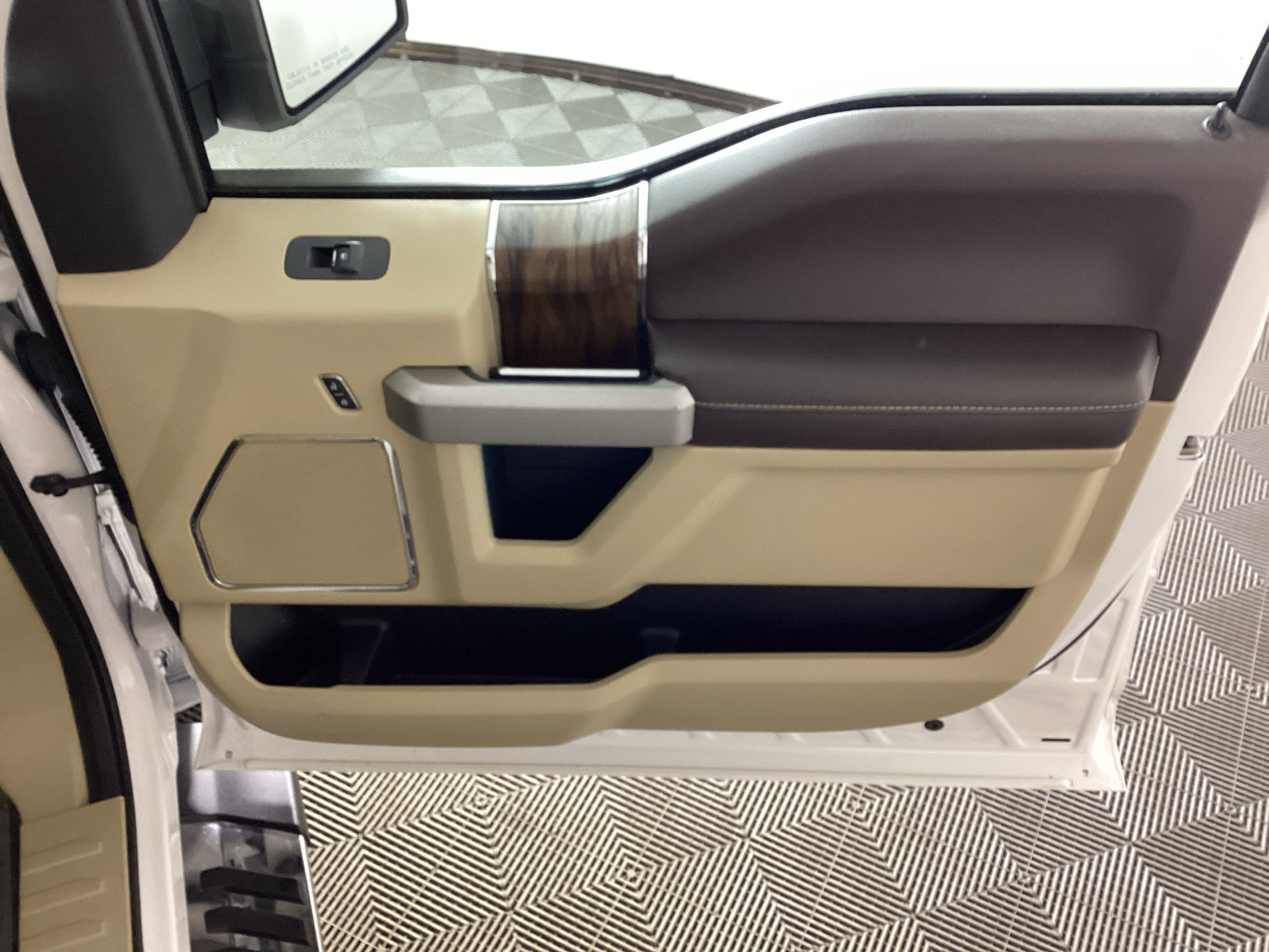 Used 2019 Ford F150 Lariat w/ Equipment Group 502A Luxury AWD/4WD image 10