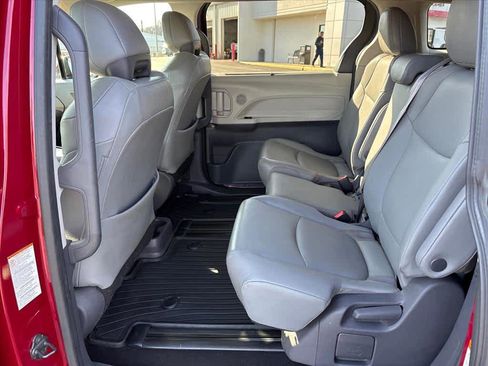 Used 2021 Toyota Sienna XLE image 9