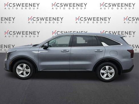Used 2024 Kia Sorento LX image 2